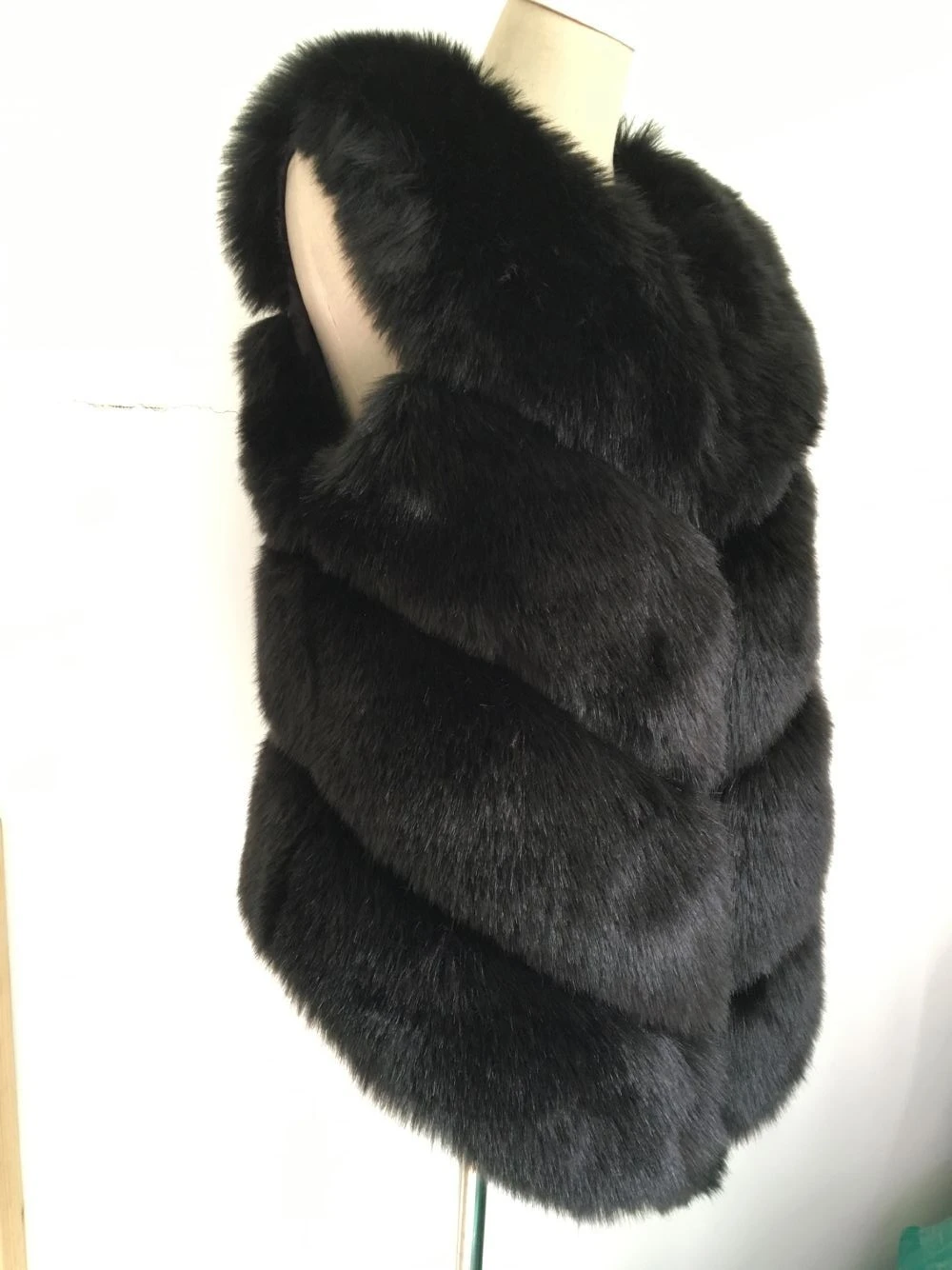 ZADORIN New Luxury Faux Fox Fur Vest Women Furry Short Faux Fur Vests Fur Gilet Fourrure Autumn Winter Faux Fur Coats Overcoat