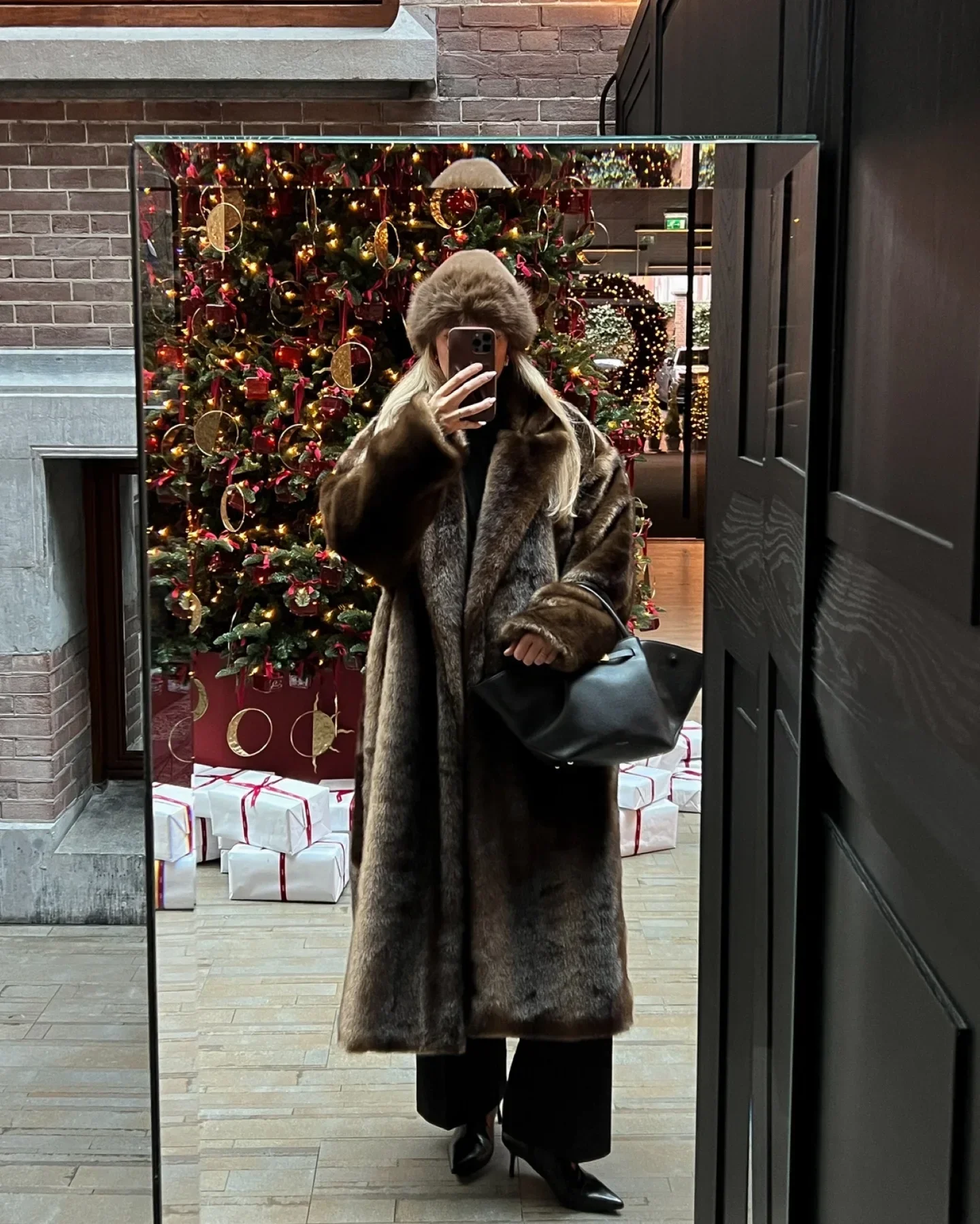 Women Solid Faux Fur Long Coats Fashion Lapel Full Sleeve Fluffy Luxury Loose Casual Outerwears 2026 Winter High Street Outwear