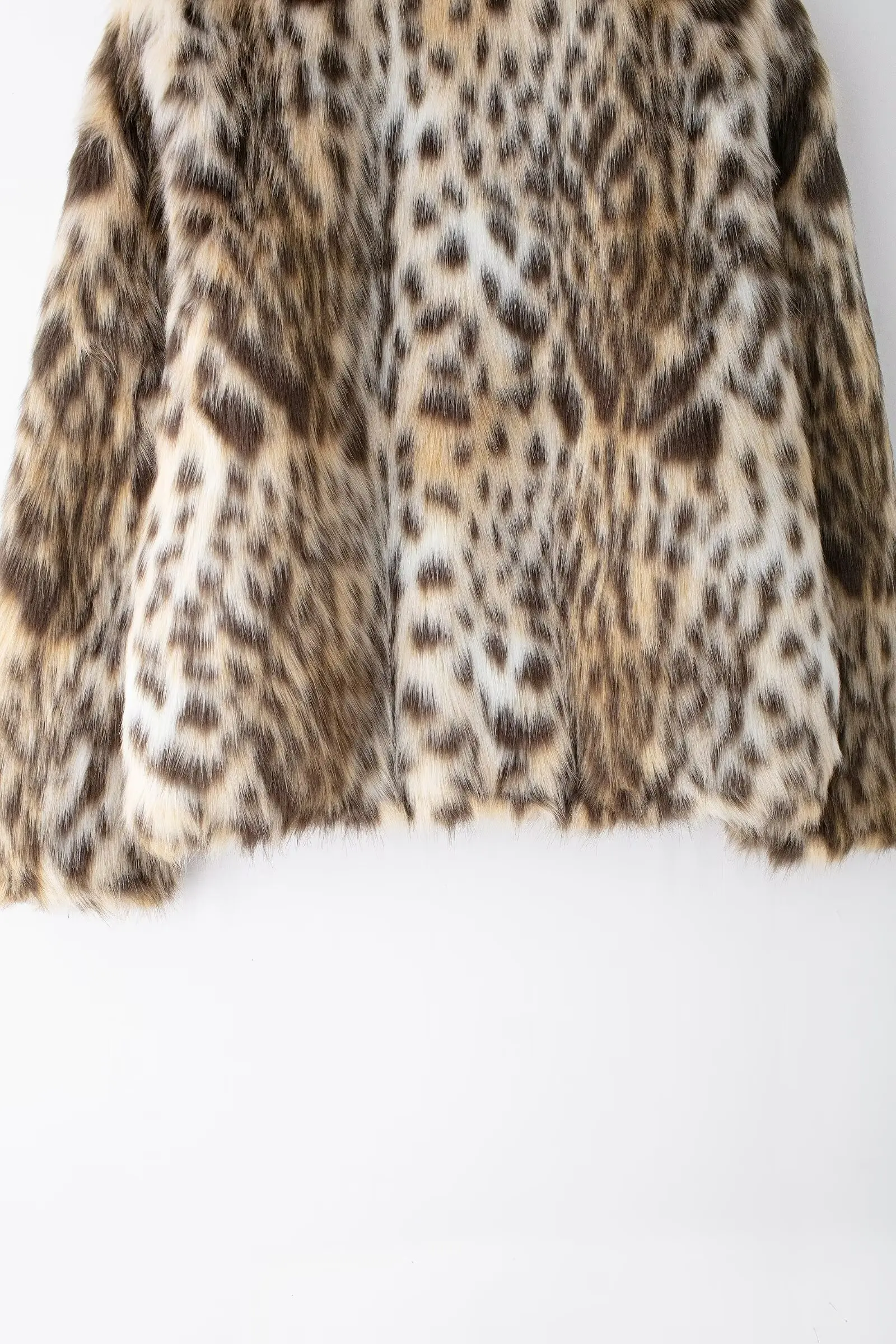 HH Woman Lapel Long Sleeves Side Pockets Casual Coat Women Winter Leopard Print Faux Fur Loose Slim Warm Coat Mujer