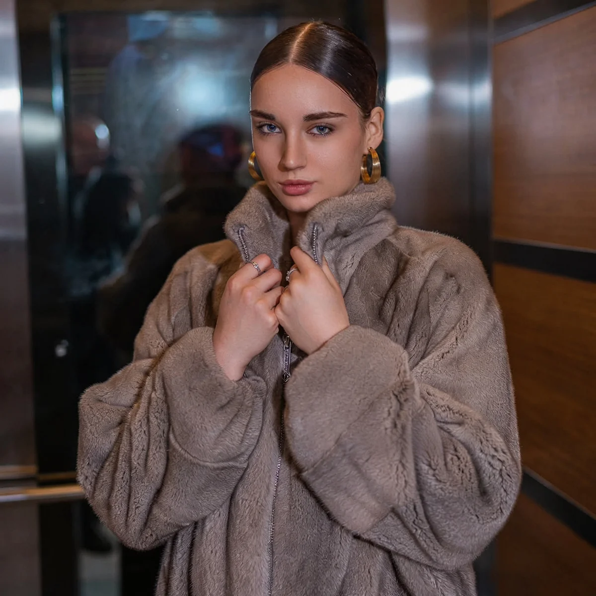 Women Winter Faux Fur Coat 2026 Warm Taupe Zip Up Fluffy Plush Jacket Stand Collar Bomber Outerwear