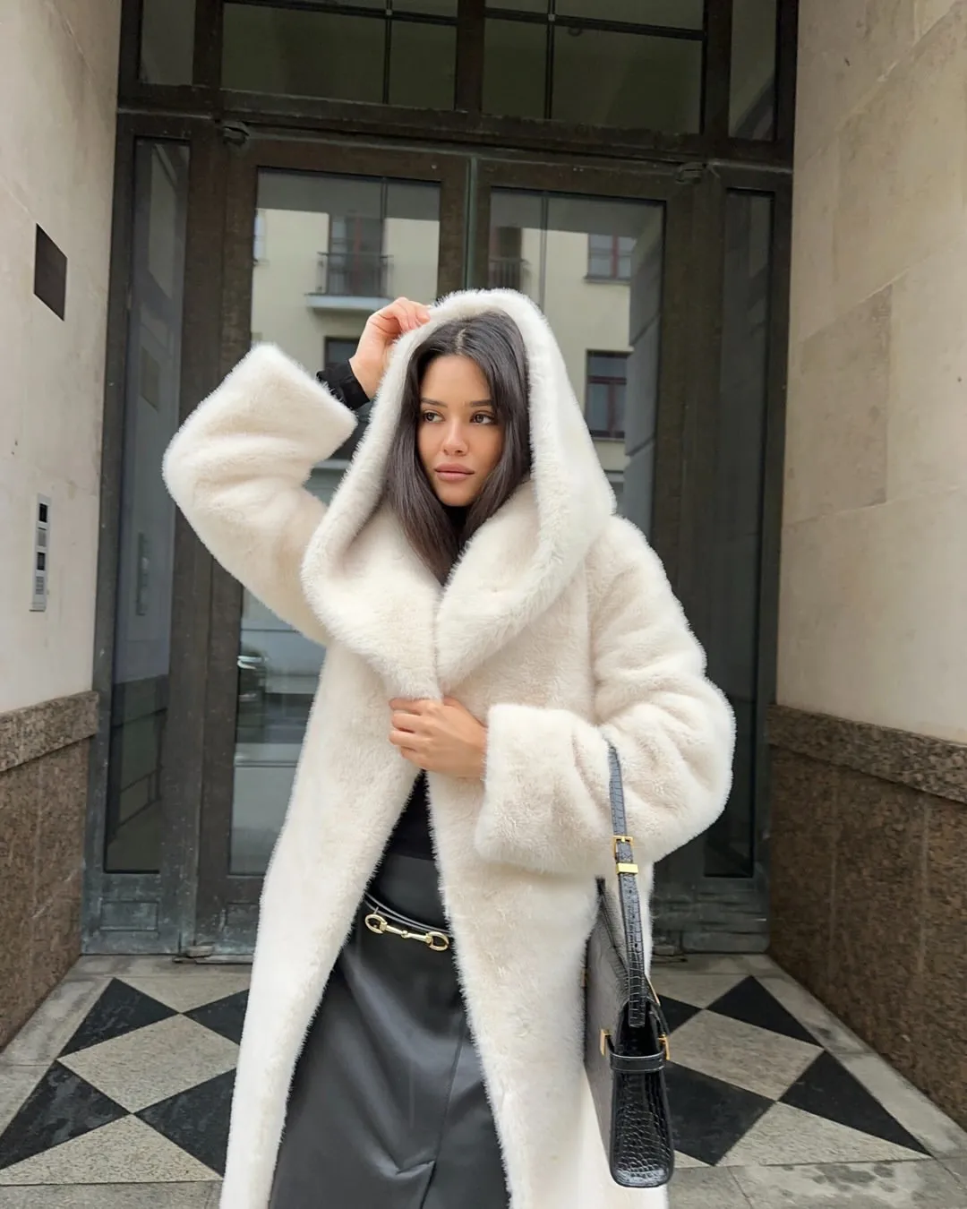 Winter Women High Quality Hooded Faux Fur Coat Luxury Long Fur Coat Loose OverCoat Thick Warm Plus Size Female Plush Coats