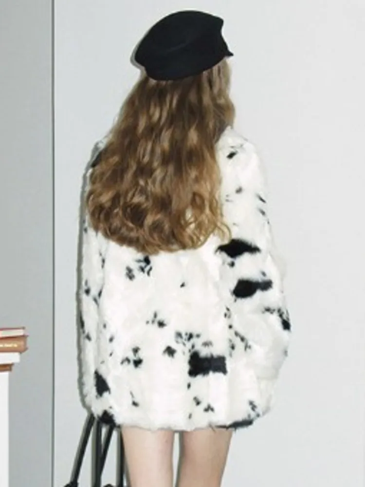 LGRQ Minimalist Fashion Printed Faux Fur Coats Women 2026 Winter V-neck Full Sleeve Loose Coat Female Outerwear 19DB3549