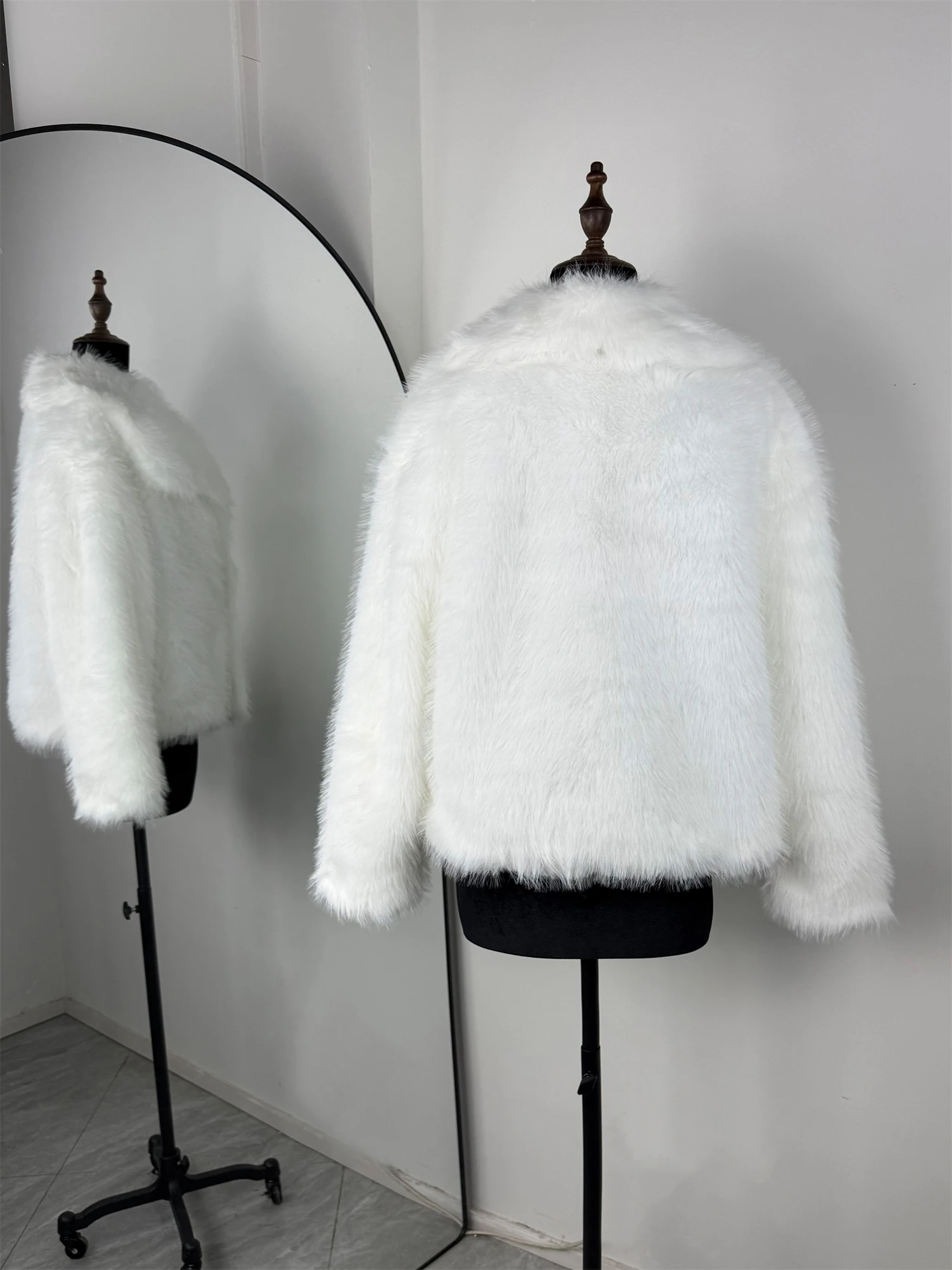 TARUXY Solid Faux Fur Lapel Women's Coat Luxury Gradient Cropped Fluffy Fur Jacket Coat Winter Thicken Outerwear High Street