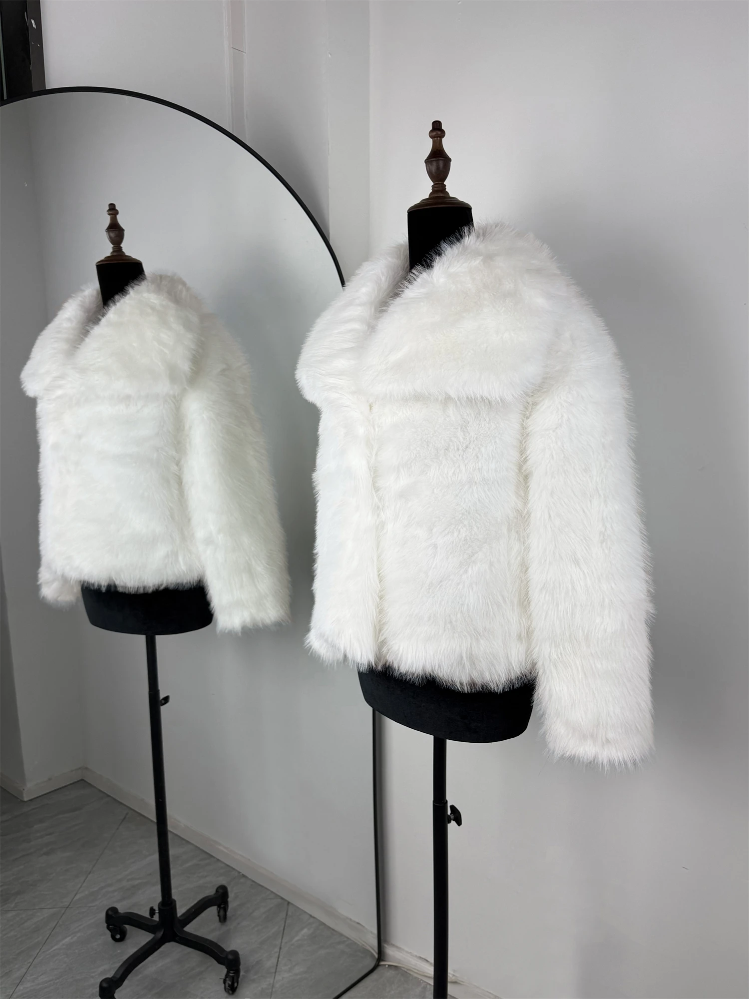 TARUXY Solid Faux Fur Lapel Women's Coat Luxury Gradient Cropped Fluffy Fur Jacket Coat Winter Thicken Outerwear High Street