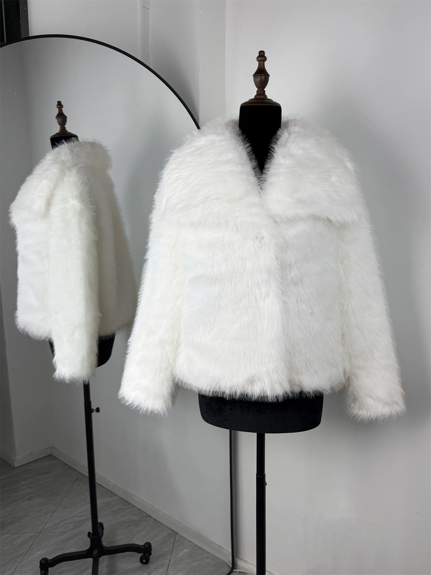 TARUXY Solid Faux Fur Lapel Women's Coat Luxury Gradient Cropped Fluffy Fur Jacket Coat Winter Thicken Outerwear High Street