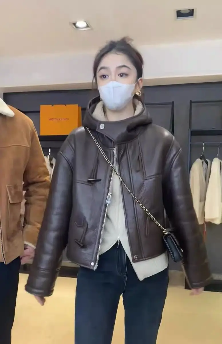 2026 New Autumn Winter Moto Lambswool Jacket Outwear Women's Wear Corner Buckle Loose Short Hooded Warm Leather Jacket Tops