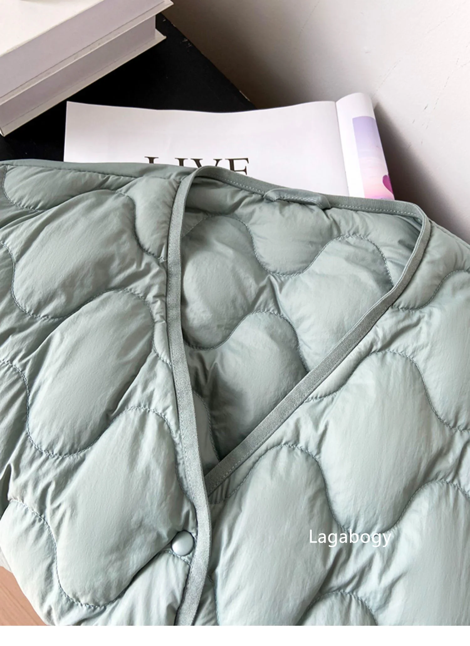 Lagabogy 2025 New Autumn Winter Warm Puffer Coat Women Light Thin 90%White Duck Down Jacket Female Short Single Breasted Outwear