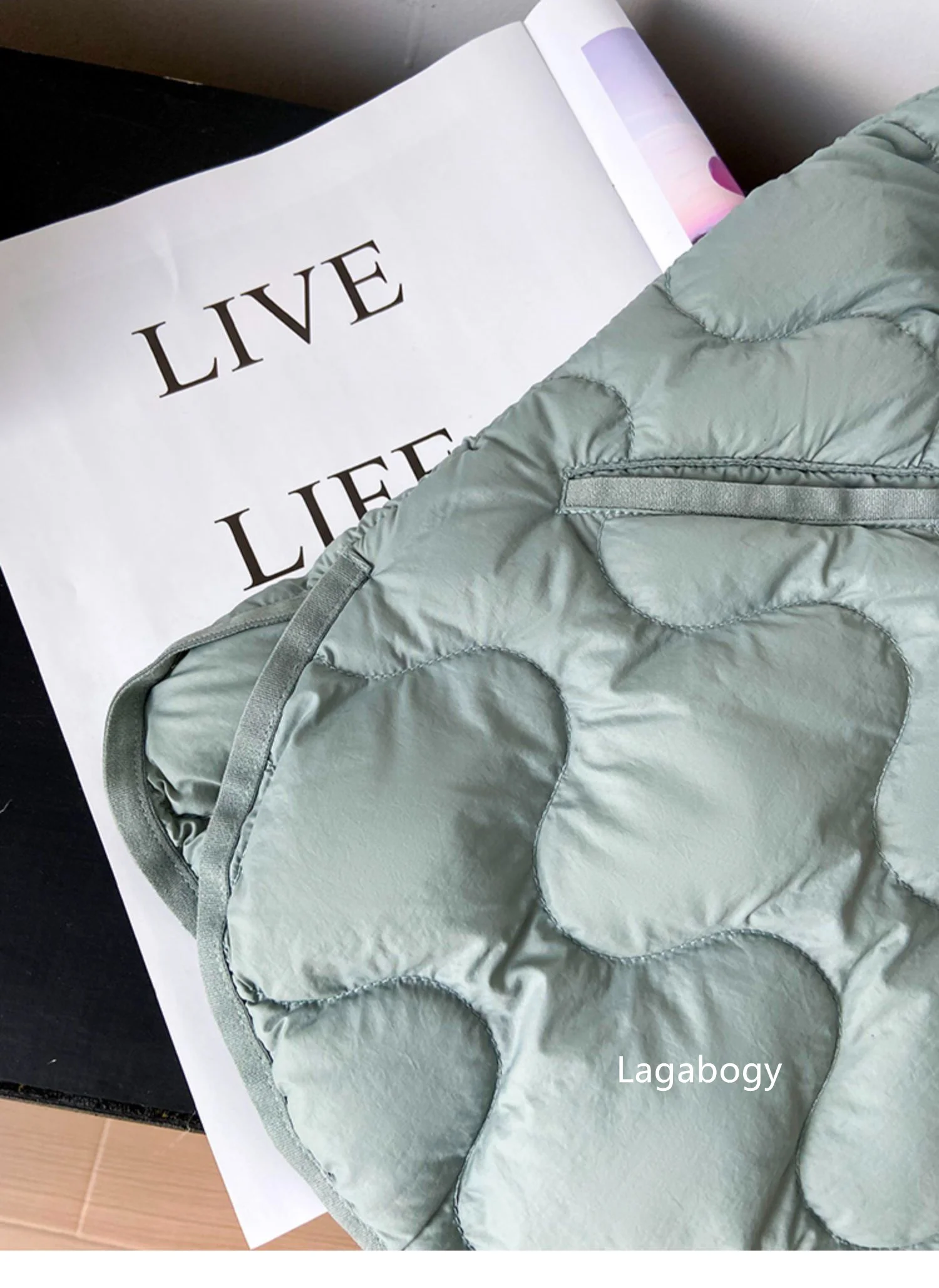 Lagabogy 2025 New Autumn Winter Warm Puffer Coat Women Light Thin 90%White Duck Down Jacket Female Short Single Breasted Outwear