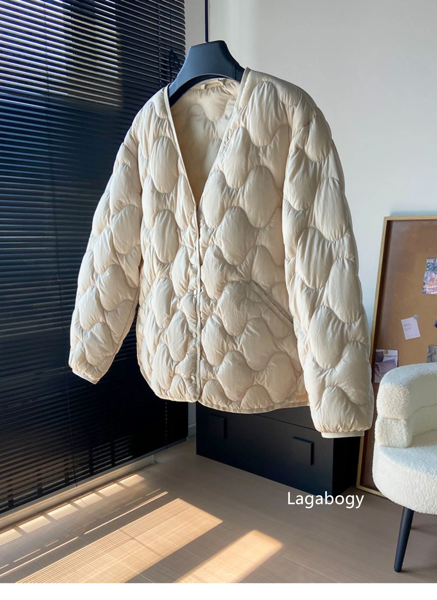 Lagabogy 2025 New Autumn Winter Warm Puffer Coat Women Light Thin 90%White Duck Down Jacket Female Short Single Breasted Outwear