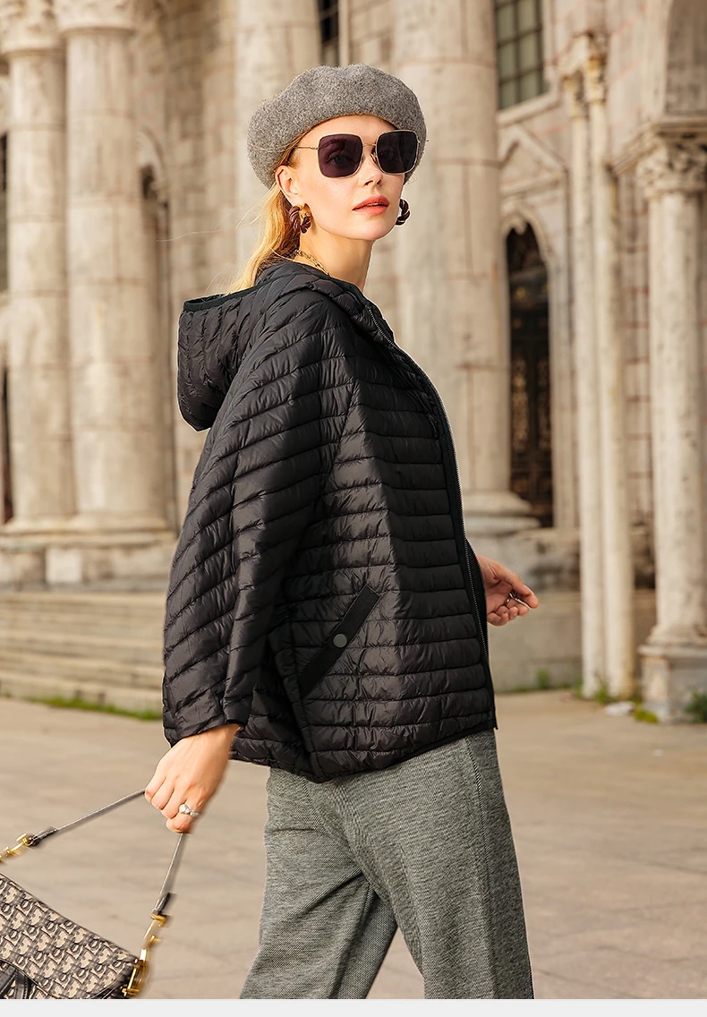 Lagabogy 2025 New Winter Short Puffer Jacket Women Ultra Light 90%White Duck Down Coat Loose Female Feather Parka Hooded Outwear