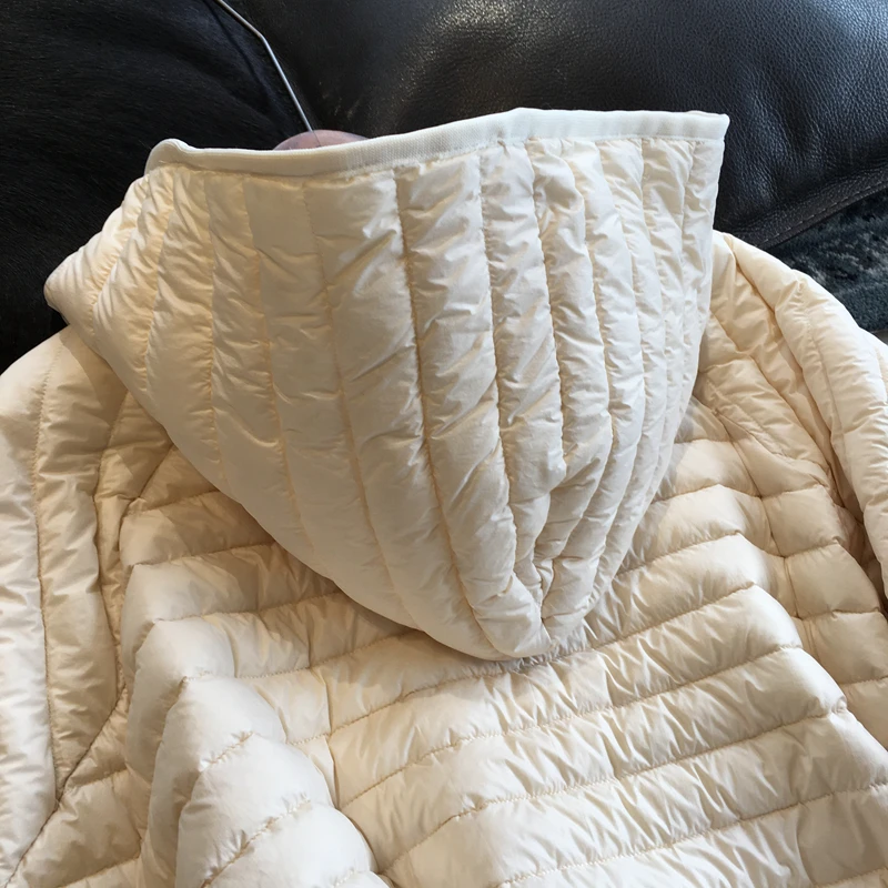 Lagabogy 2025 New Winter Short Puffer Jacket Women Ultra Light 90%White Duck Down Coat Loose Female Feather Parka Hooded Outwear