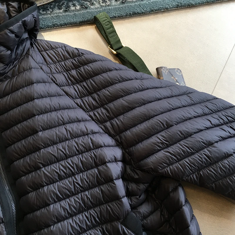 Lagabogy 2025 New Winter Short Puffer Jacket Women Ultra Light 90%White Duck Down Coat Loose Female Feather Parka Hooded Outwear