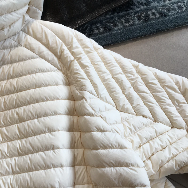 Lagabogy 2025 New Winter Short Puffer Jacket Women Ultra Light 90%White Duck Down Coat Loose Female Feather Parka Hooded Outwear