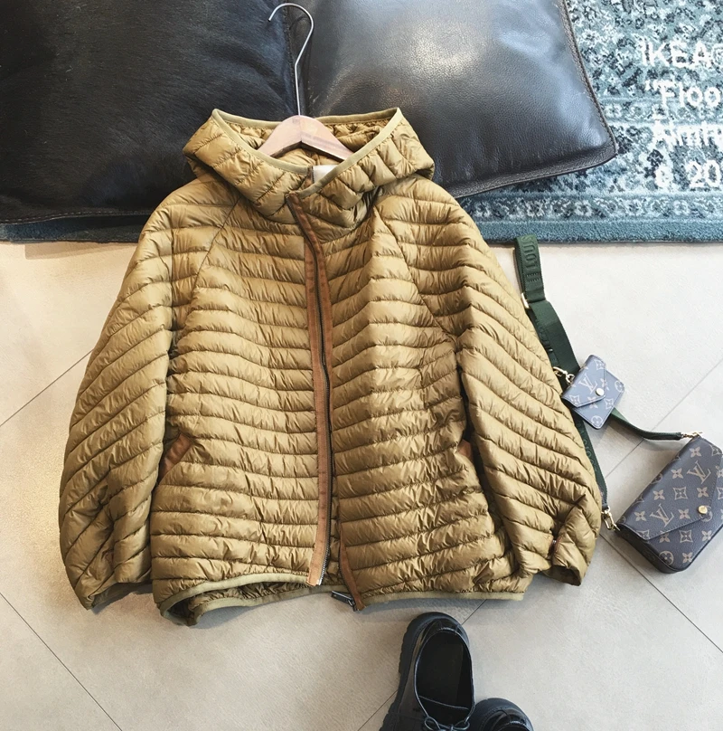 Lagabogy 2025 New Winter Short Puffer Jacket Women Ultra Light 90%White Duck Down Coat Loose Female Feather Parka Hooded Outwear