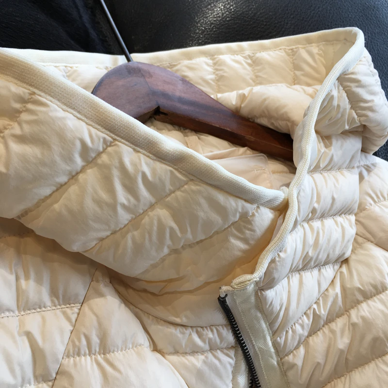 Lagabogy 2025 New Winter Short Puffer Jacket Women Ultra Light 90%White Duck Down Coat Loose Female Feather Parka Hooded Outwear