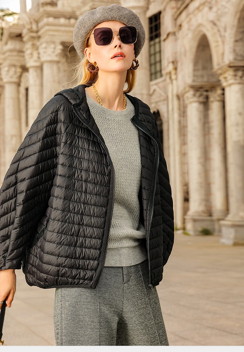 Lagabogy 2025 New Winter Short Puffer Jacket Women Ultra Light 90%White Duck Down Coat Loose Female Feather Parka Hooded Outwear