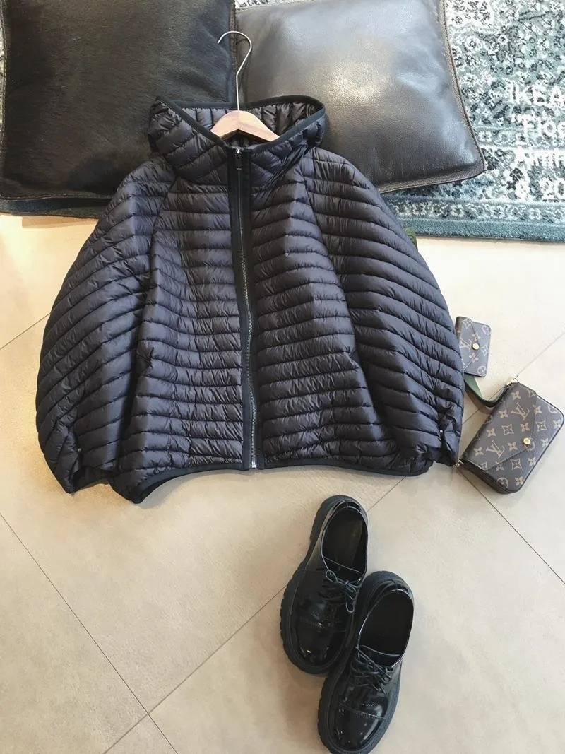 Lagabogy 2025 New Winter Short Puffer Jacket Women Ultra Light 90%White Duck Down Coat Loose Female Feather Parka Hooded Outwear