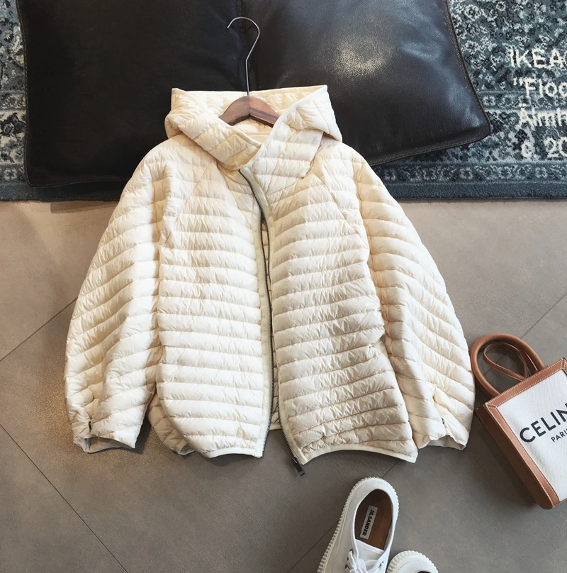 Lagabogy 2025 New Winter Short Puffer Jacket Women Ultra Light 90%White Duck Down Coat Loose Female Feather Parka Hooded Outwear