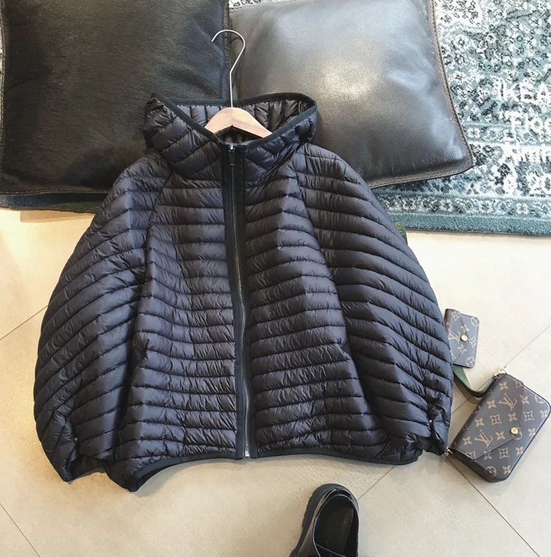 Lagabogy 2025 New Winter Short Puffer Jacket Women Ultra Light 90%White Duck Down Coat Loose Female Feather Parka Hooded Outwear