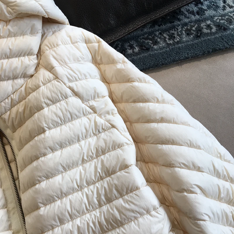 Lagabogy 2025 New Winter Short Puffer Jacket Women Ultra Light 90%White Duck Down Coat Loose Female Feather Parka Hooded Outwear