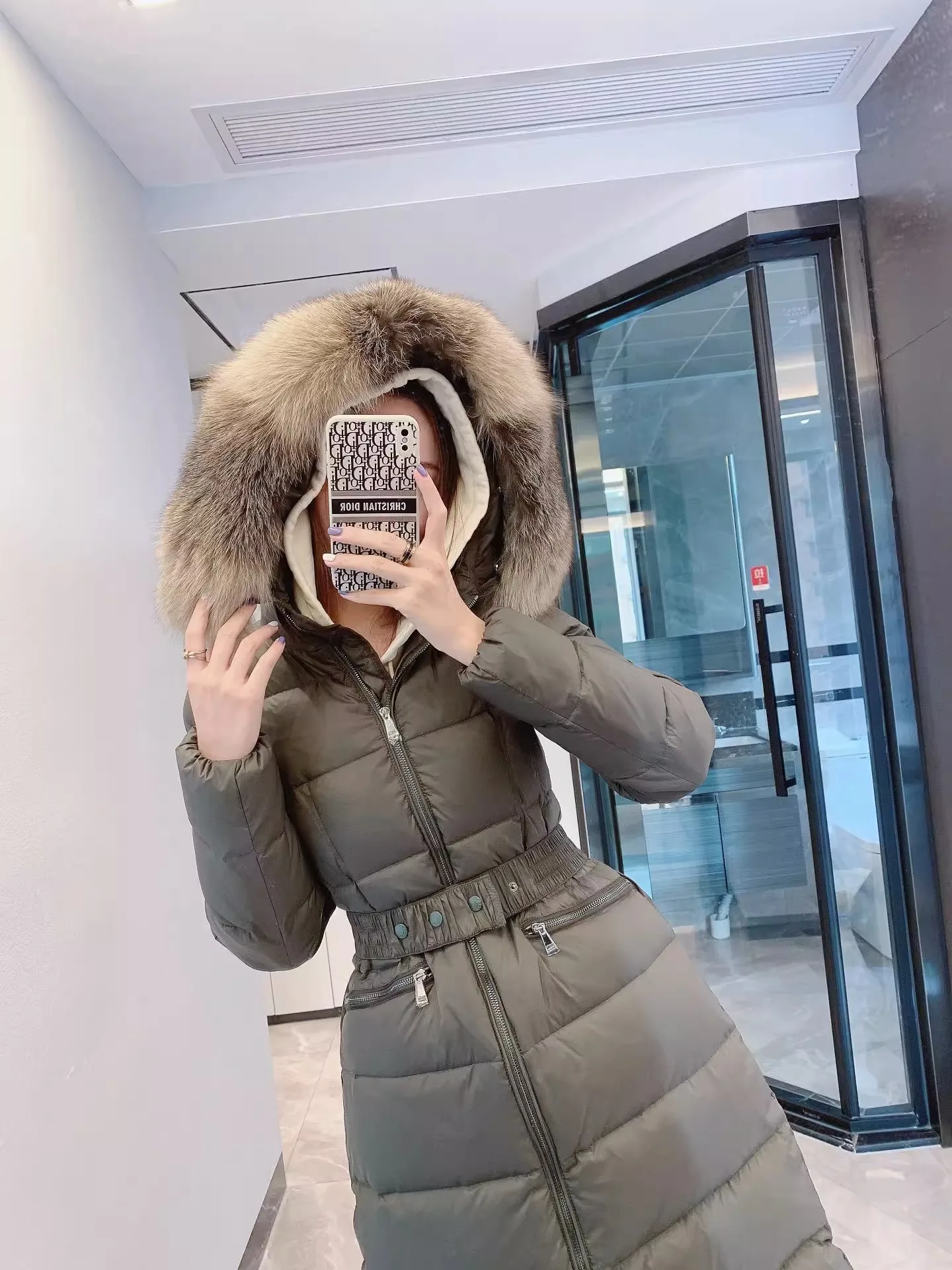 2024 Winter Fashion Down jacket Women Short Thickened Slim fit Waist Hugging Fox Big Fur Collar Hood White Duck