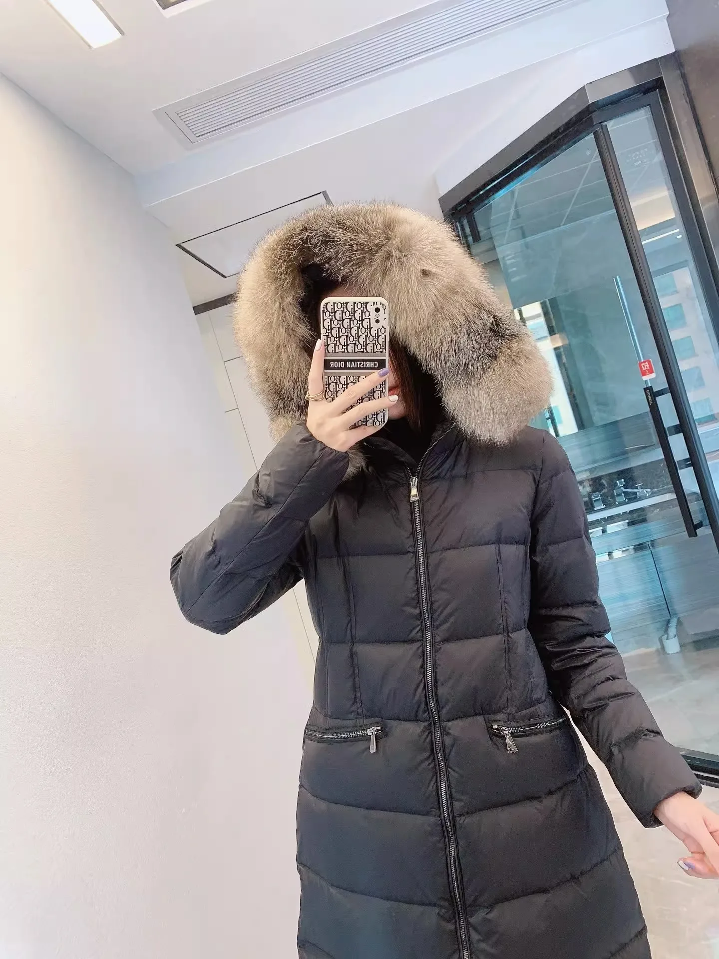 2024 Winter Fashion Down jacket Women Short Thickened Slim fit Waist Hugging Fox Big Fur Collar Hood White Duck