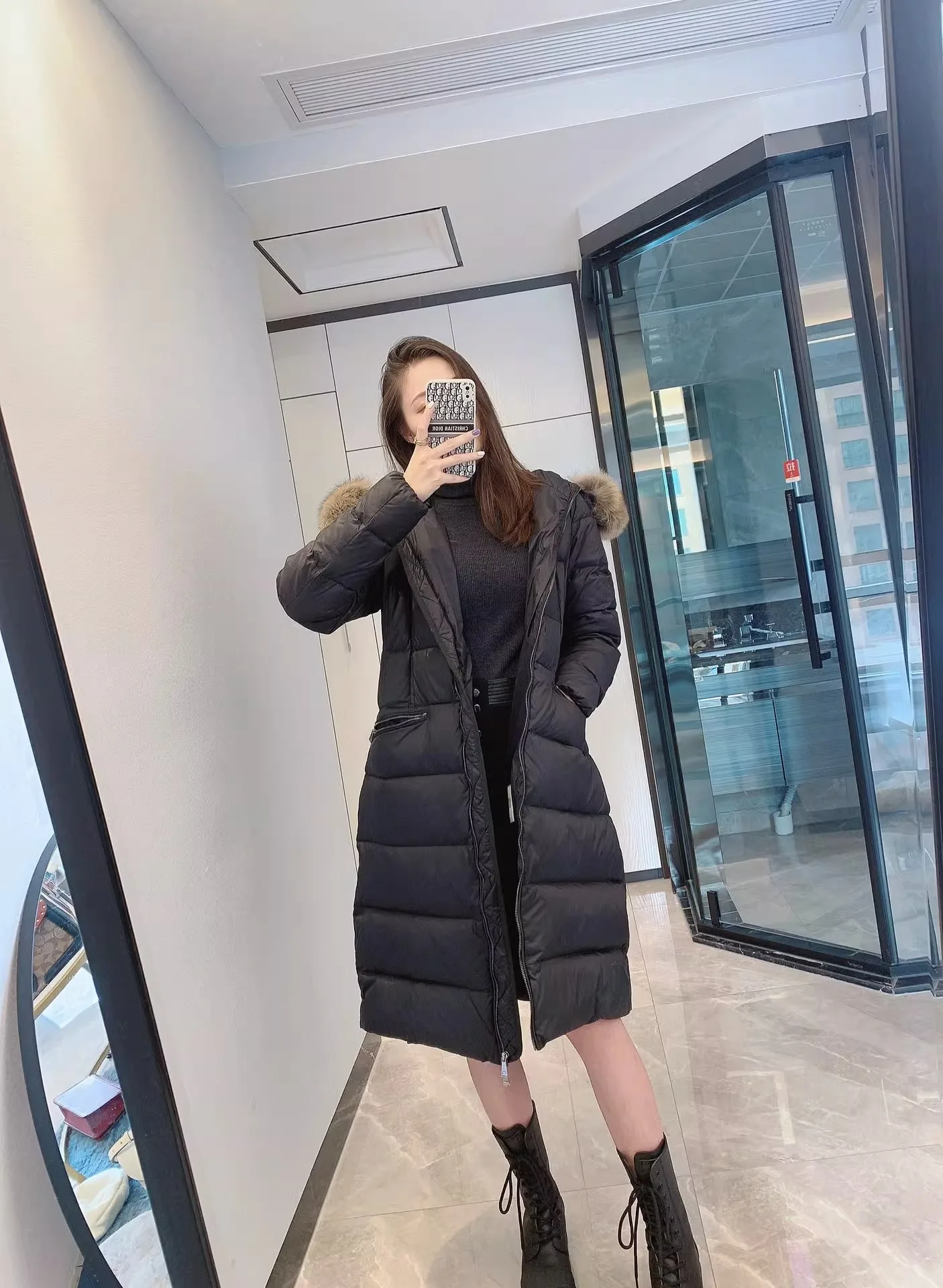 2024 Winter Fashion Down jacket Women Short Thickened Slim fit Waist Hugging Fox Big Fur Collar Hood White Duck