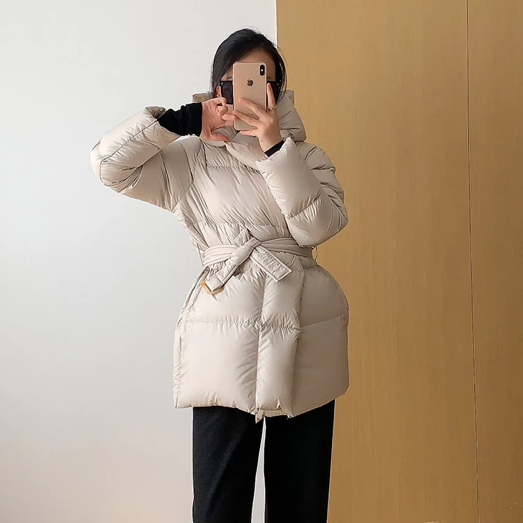 Lagabogy 2025 New Winter Women Hooded Thick Loose 90% White Duck Down Jacket Female Elegant Lightweight Puffer Coat With Belt