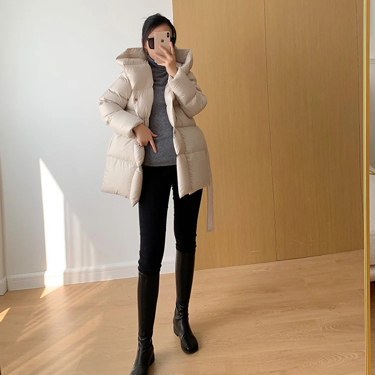 Lagabogy 2025 New Winter Women Hooded Thick Loose 90% White Duck Down Jacket Female Elegant Lightweight Puffer Coat With Belt