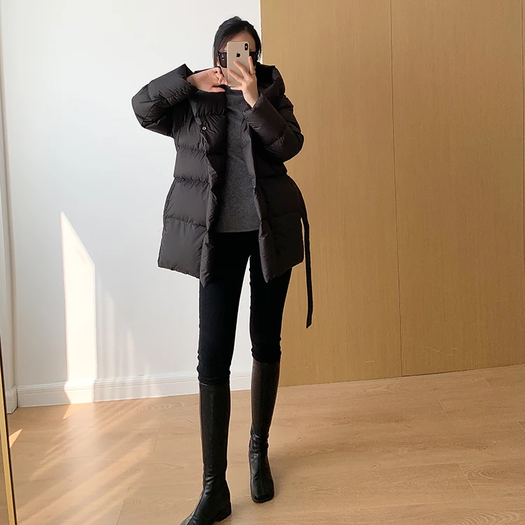 Lagabogy 2025 New Winter Women Hooded Thick Loose 90% White Duck Down Jacket Female Elegant Lightweight Puffer Coat With Belt