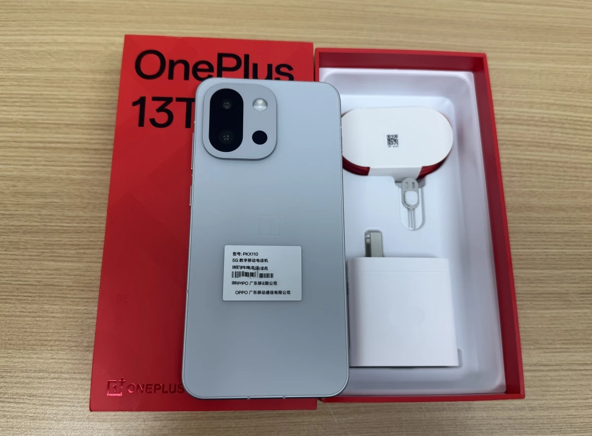 OnePlus 13T Unlocked 5G Smart Phone 6.32'' 120Hz OLED Screen 6260mAh 80W Super Charge Snapdragon 8 Elite 50MP Main Camera NFC