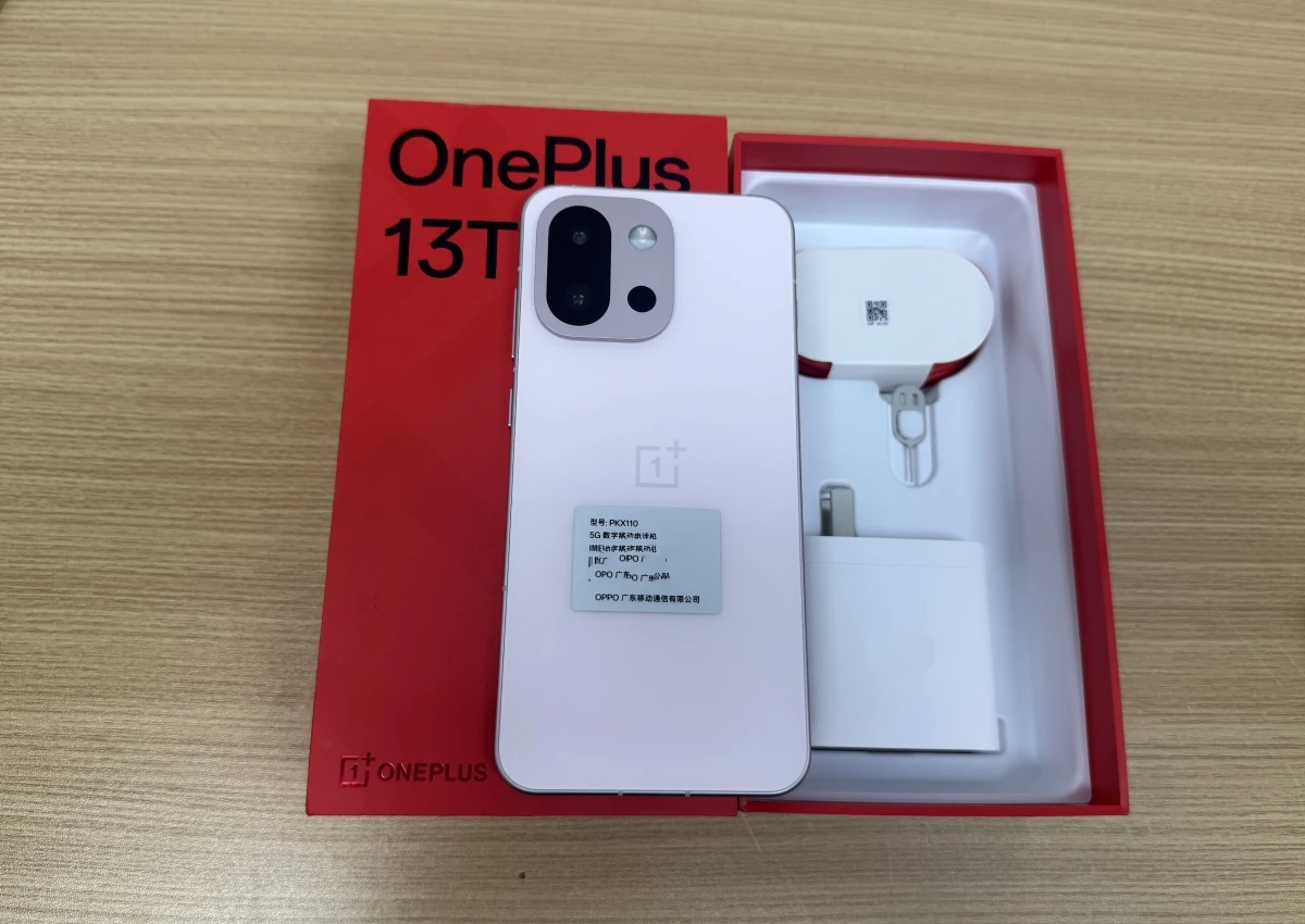 OnePlus 13T Unlocked 5G Smart Phone 6.32'' 120Hz OLED Screen 6260mAh 80W Super Charge Snapdragon 8 Elite 50MP Main Camera NFC