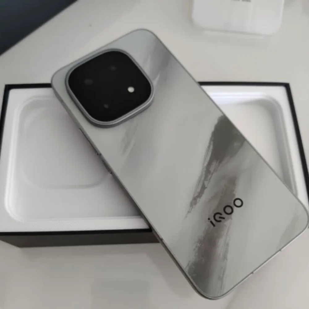 Original VIVO IQOO 15 China Version 7000mAh 100W SuperVOOC 40W Wireless 6.85 Inch Screen 50MP OIS Snapdragon 8 Elite Gen5