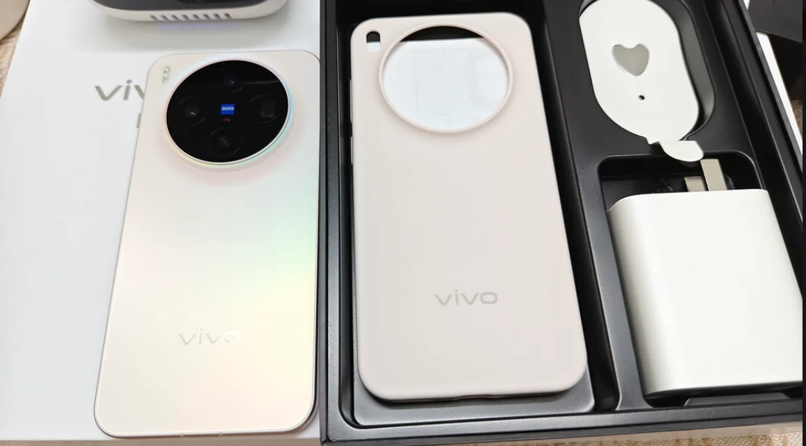 VIVO X300 Dimensity9500 Screen 6.31 Inch AMOLED 120Hz 6040mAh 90W SuperVOOC 40W Wireless NFC OTA Update