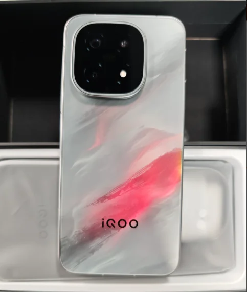 ViVO iQOO 15 Battery 7000mAh 100W SuperVOOC 40W Wireless 6.85 Inch AMOLED 50MP OIS Snapdragon 8 Elite Gen5 IP68 IP69 NFC OTA