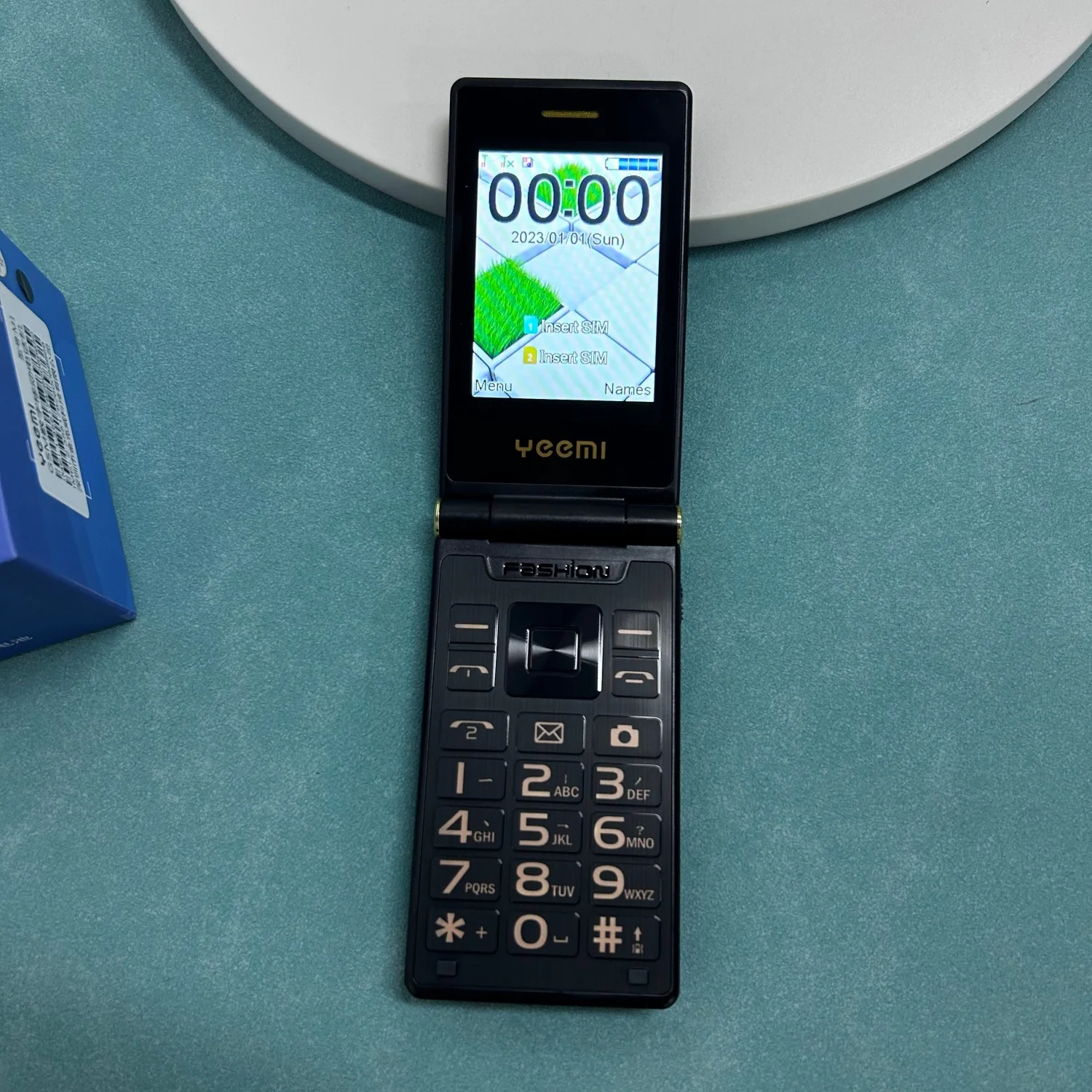 Yeemi M1 Brand New GSM 2G Flip Mobile Phone 2.8inches MTK Dual SIM Card Double Display FM Mp3 Mp4 Micro USB Torch CellPhone