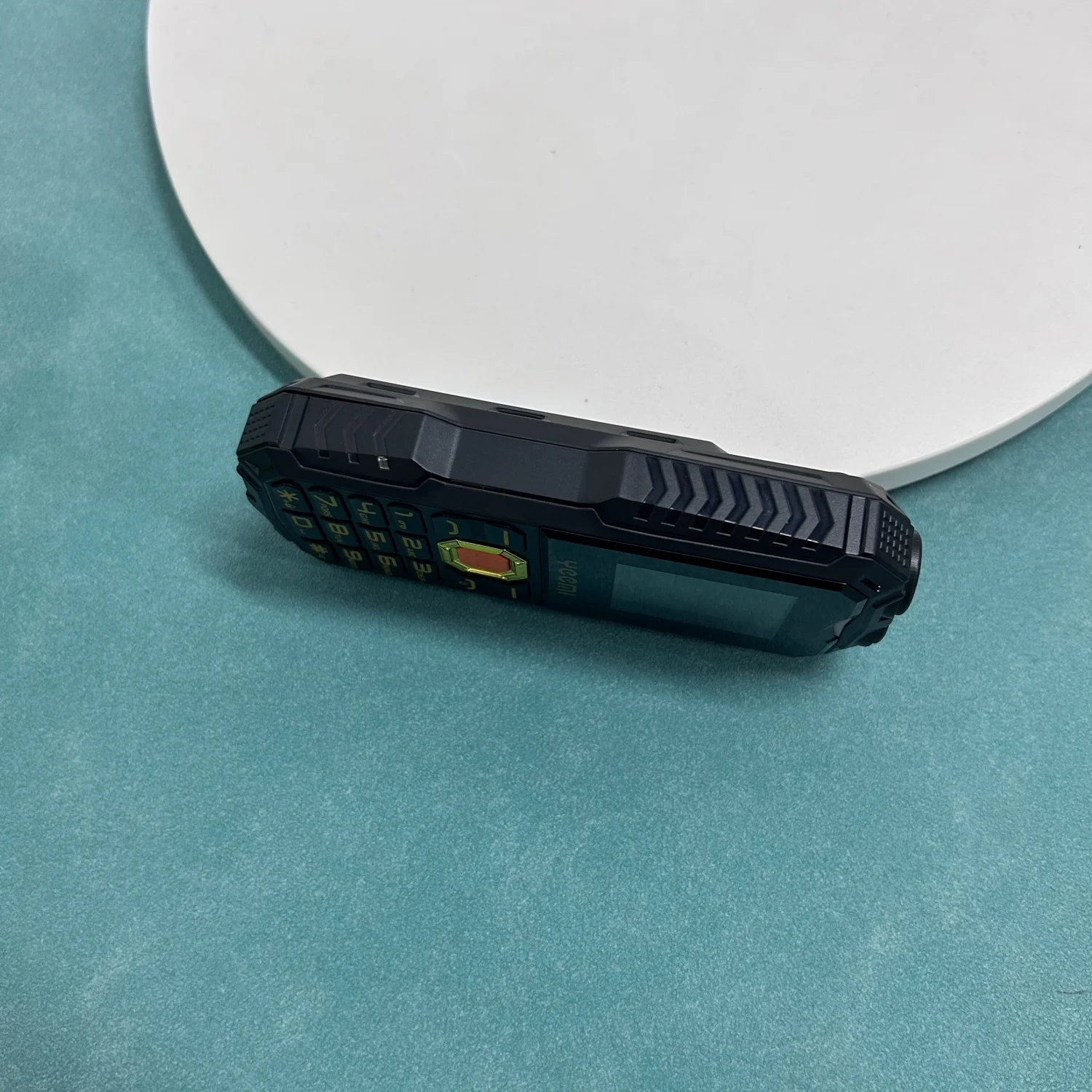 YEEMI Q7+ 4G CellPhone 2.4inch Dual SIM Card Flashlight Loud Speaker 2400mAh LTE Camera Waterproof Outdoor Mobile Phone