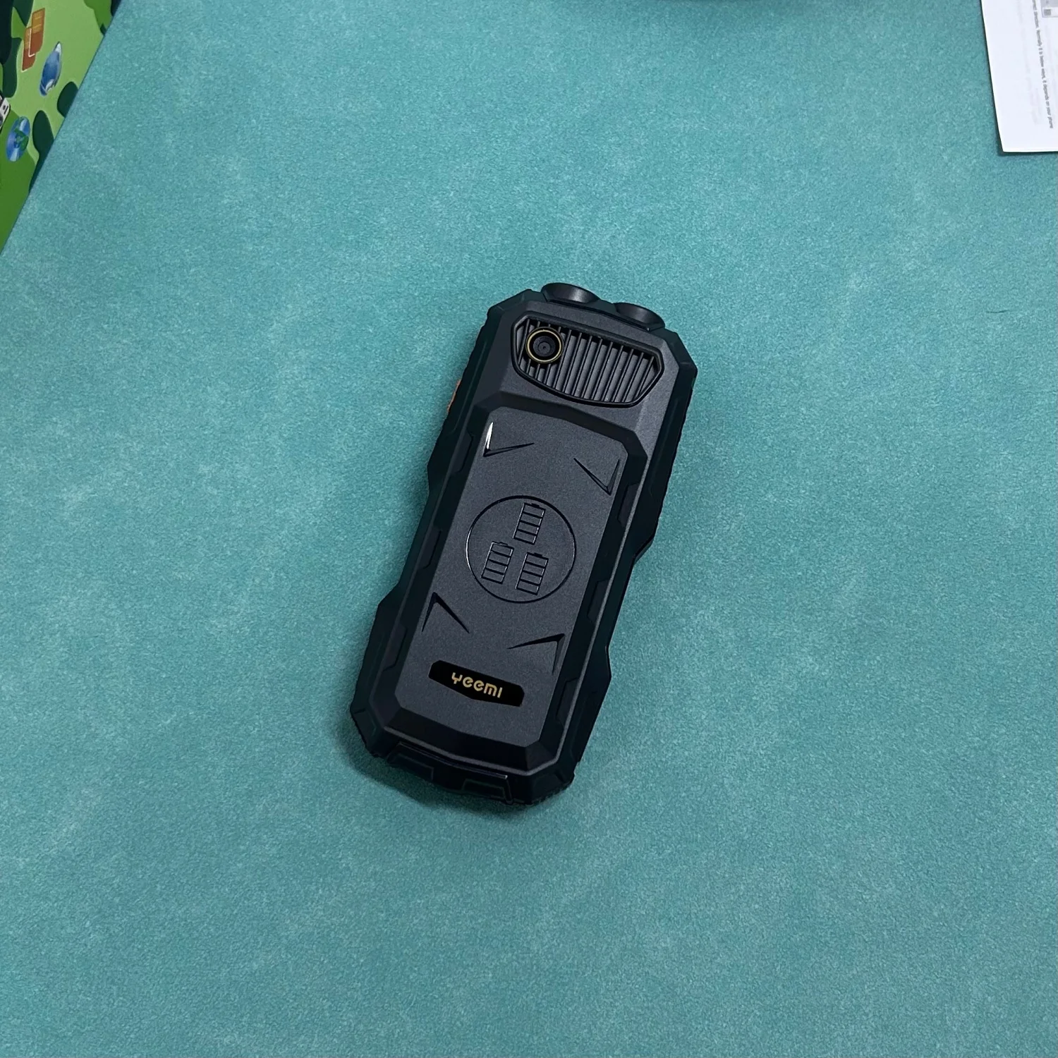 YEEMI Q7+ 4G CellPhone 2.4inch Dual SIM Card Flashlight Loud Speaker 2400mAh LTE Camera Waterproof Outdoor Mobile Phone