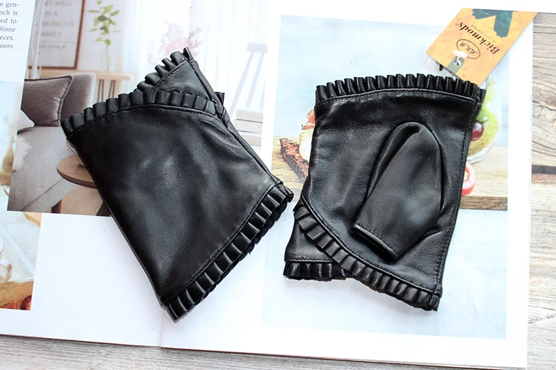 Women's Half Finger Leather Gloves Fashion Four Seasons Driving Wrinkle Style Sheepskin Gloves Outdoor Sports Cycling Anti Slip