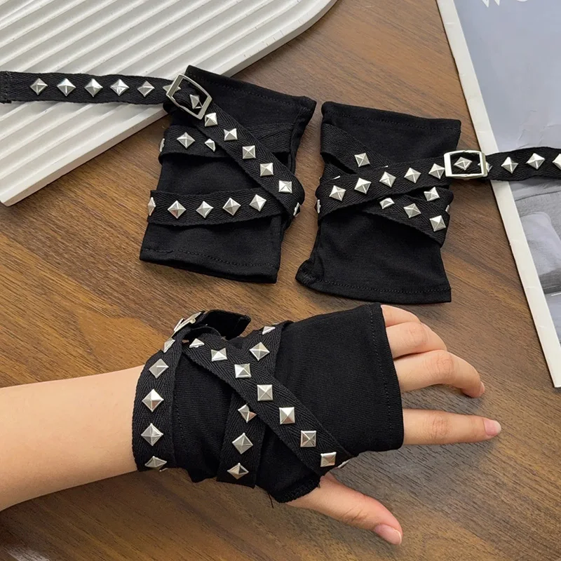 Black Rivet Chain Gloves Unisex Y2K Strap Girl Sleeve Hand Cover Teenage Girls Hip Hop Arm Cover Driving Gloves Accessories