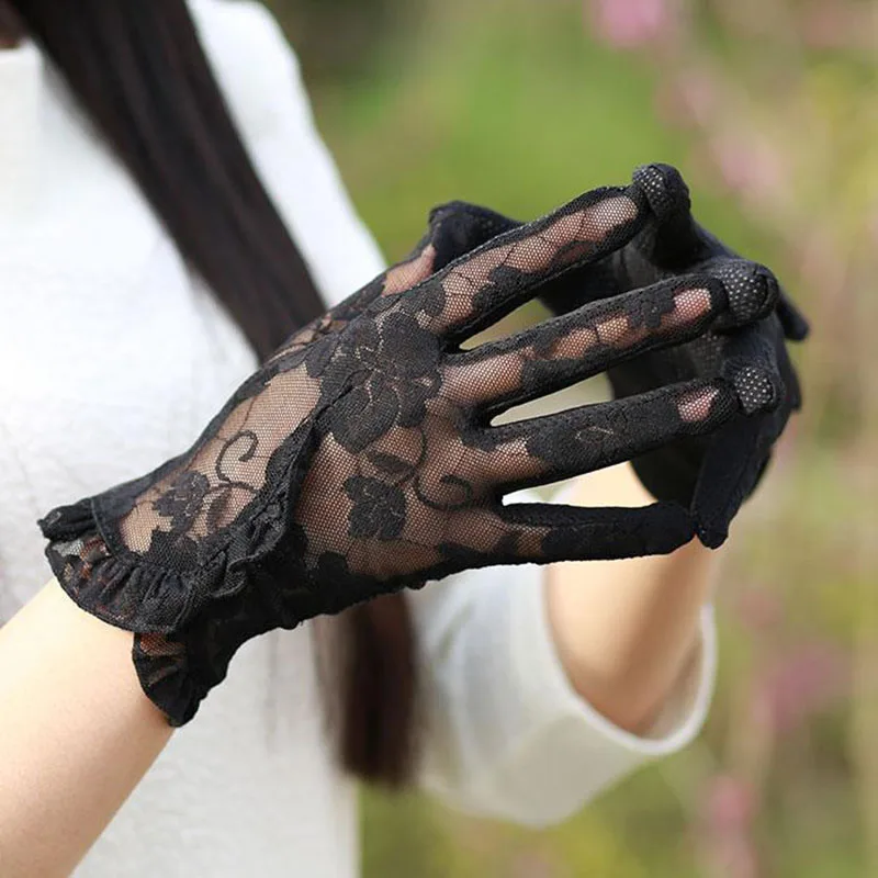 Women Summer Elegant Hollow Lace Mesh Short Sexy Thin Sunscreen Breathable Anti-skid Touch Screen Driving UV Gloves