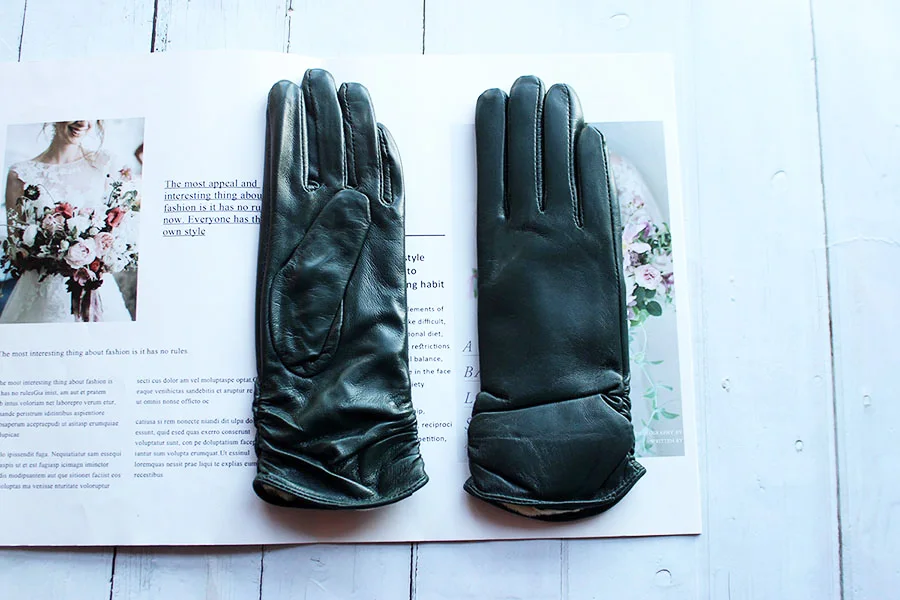 Sheepskin Leather Gloves Women's Fashion Elastic Style Velvet Lining to Keep Warm in Autumn and Winter Retro Color Points