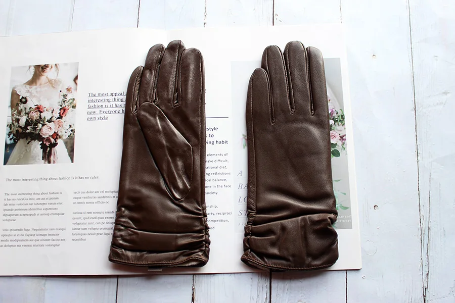 Sheepskin Leather Gloves Women's Fashion Elastic Style Velvet Lining to Keep Warm in Autumn and Winter Retro Color Points