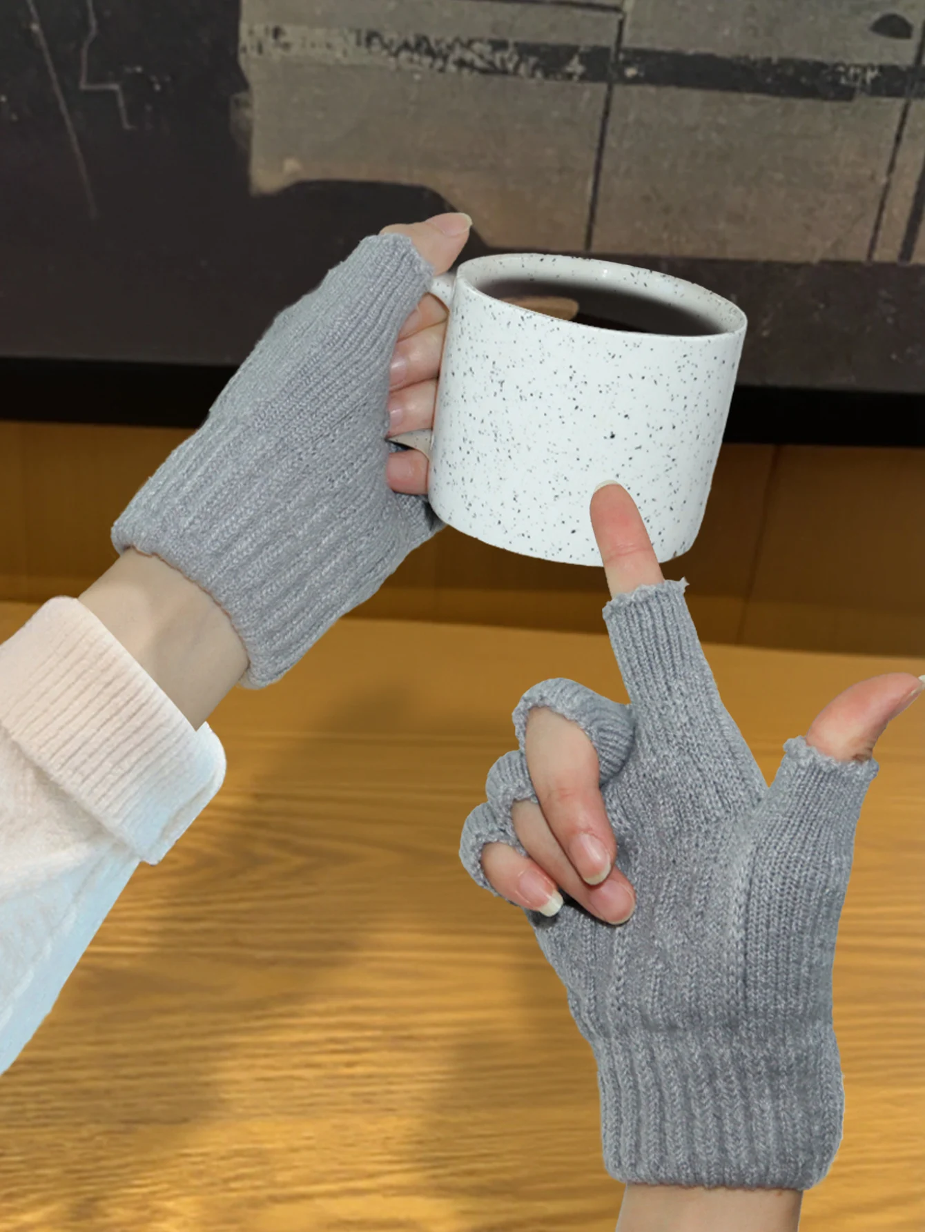 Half-Finger Gloves for Men and Women, Autumn and Winter, Fingerless, Suitable for Students Writing, Typing, Cycling, Touchscreen Compatible, Knitted Wool, Warm, Fingerless Design