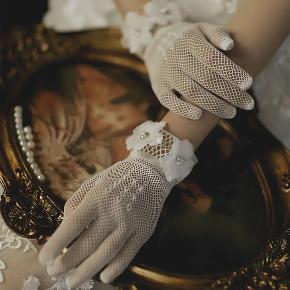 Women White Lace Mesh Gloves Vintage Pearl Wrist Gloves Wedding Bridal Gloves Lady Gown Mittens Party Dress Cosplay Accessories