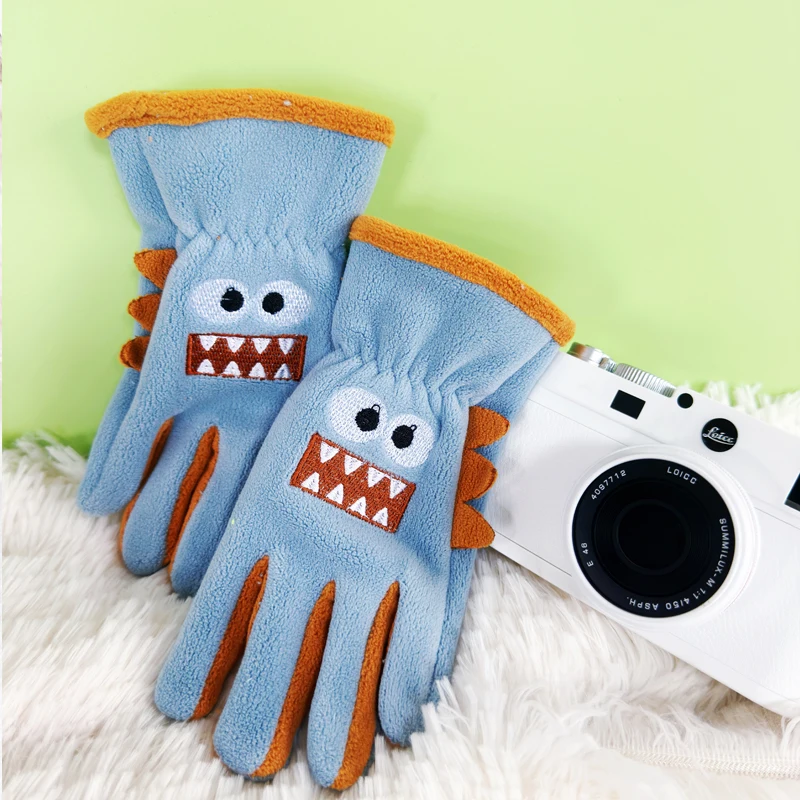 Children's warm gloves for boys, students and kids, suitable for winter cycling and outdoor activities. Fleece-lined and made of