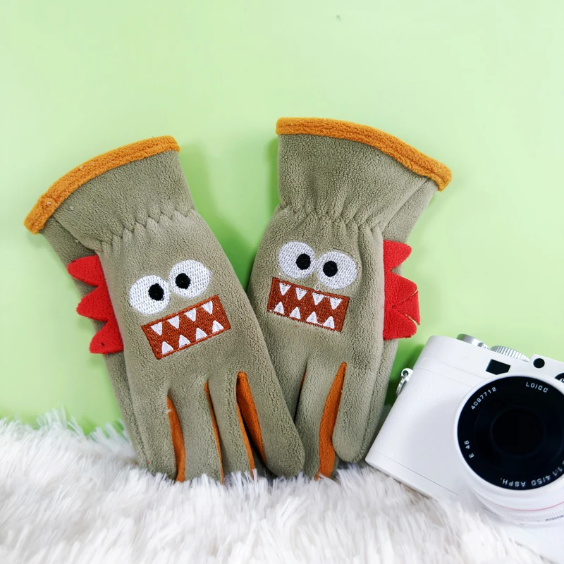 Children's warm gloves for boys, students and kids, suitable for winter cycling and outdoor activities. Fleece-lined and made of