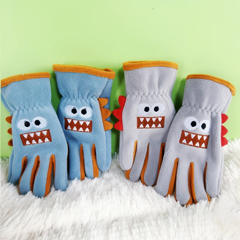 Children's warm gloves for boys, students and kids, suitable for winter cycling and outdoor activities. Fleece-lined and made of