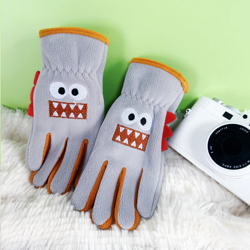 Children's warm gloves for boys, students and kids, suitable for winter cycling and outdoor activities. Fleece-lined and made of