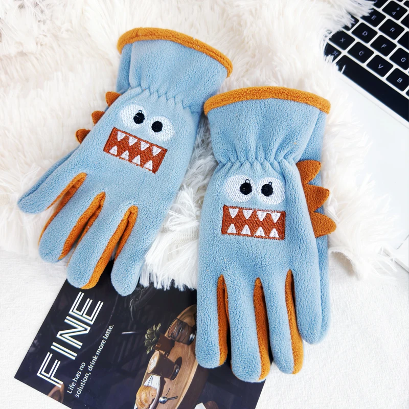 Children's warm gloves for boys, students and kids, suitable for winter cycling and outdoor activities. Fleece-lined and made of
